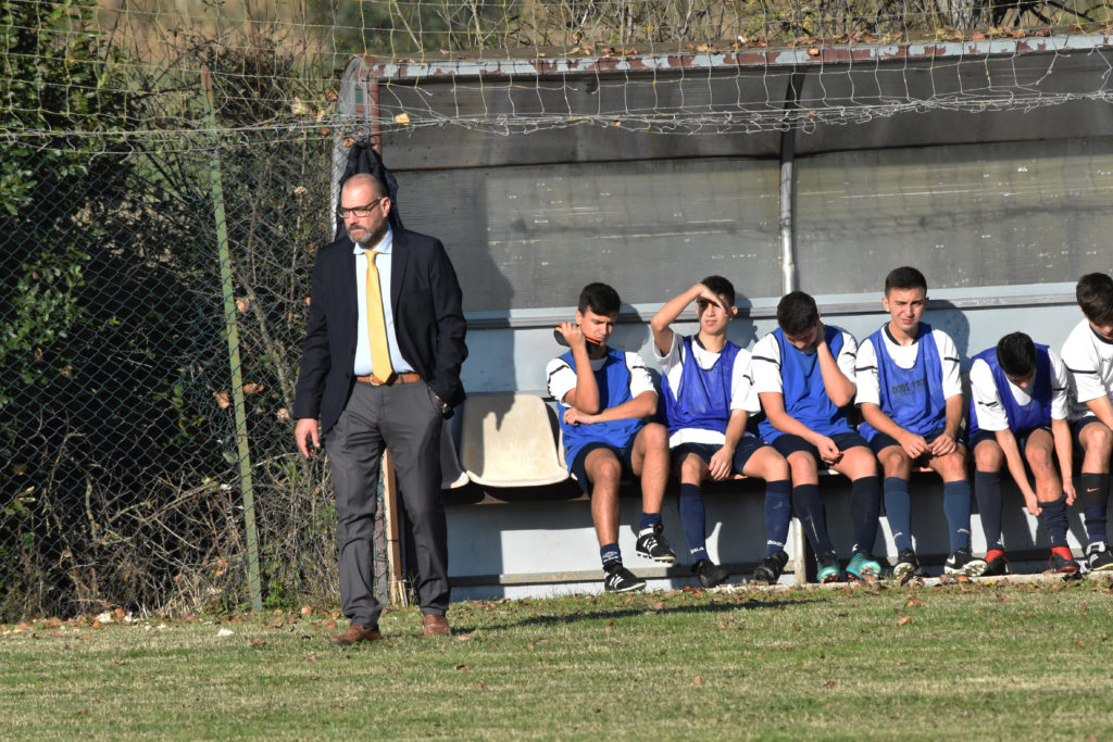 Mister Fiumicini in azione sulla panchina gialloblu nella scorsa stagione